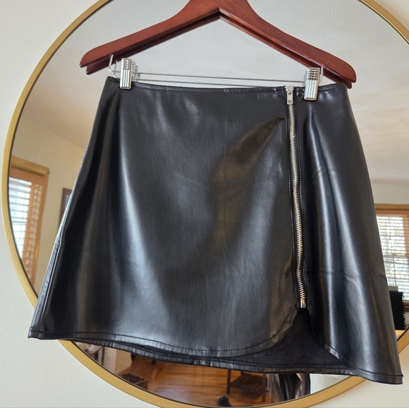 NWT Lulus Black Vegan Faux Leather Zip Front Mini Skirt - Size M Date Night Out - Picture 4 of 12